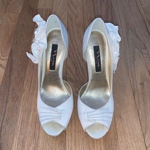 Women’s Nina Ivory Satin Pumps in Size 8 1/2 M 👠